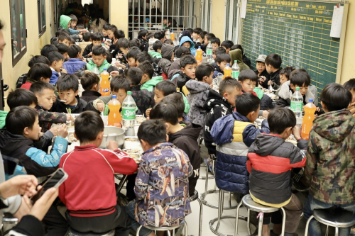 Nấu bữa trưa cho các em học sinh vùng cao - Trường tiểu học và Trung học cơ sở xã Phố Cáo