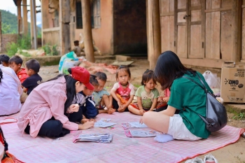 Mang tranh cho em tô - Làng Chếu (Bắc Yên, Sơn La)
