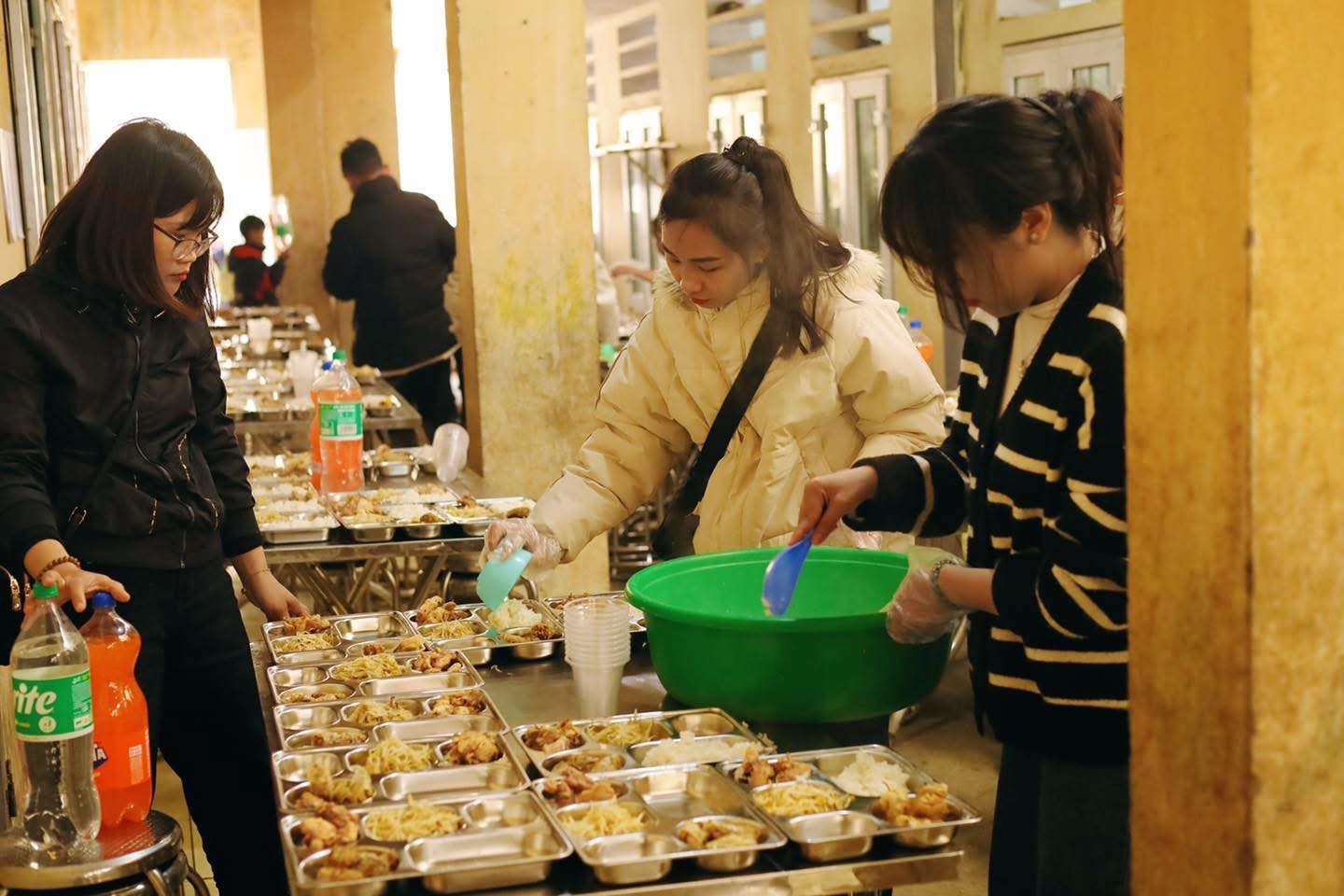 Nấu bữa trưa cho các em học sinh vùng cao - Trường tiểu học và Trung học cơ sở xã Phố Cáo