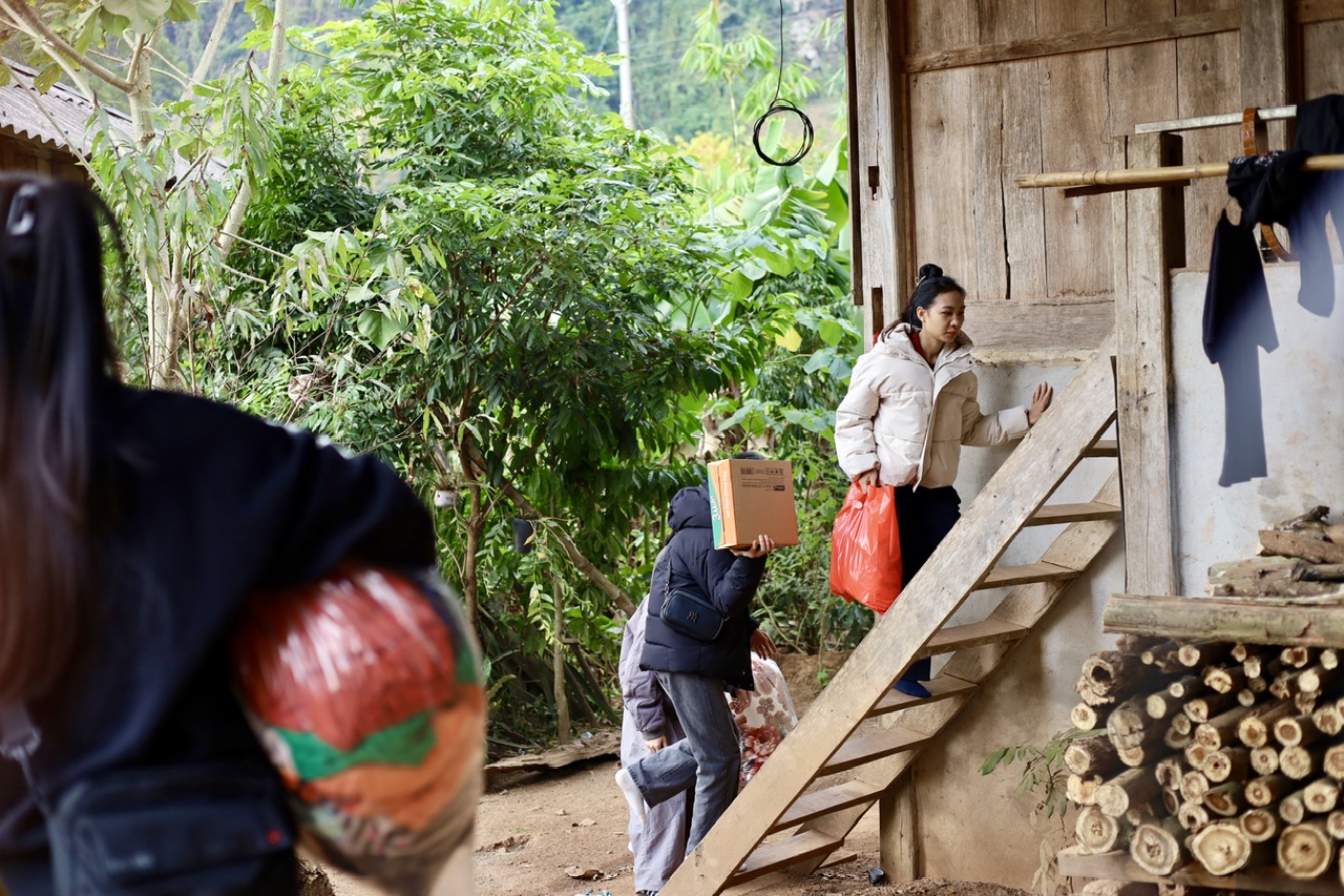 Thăm hộ khó khăn - Hộ anh Mùi Văn Nởi (Bản Nà An, Vân Hồ, Sơn La)